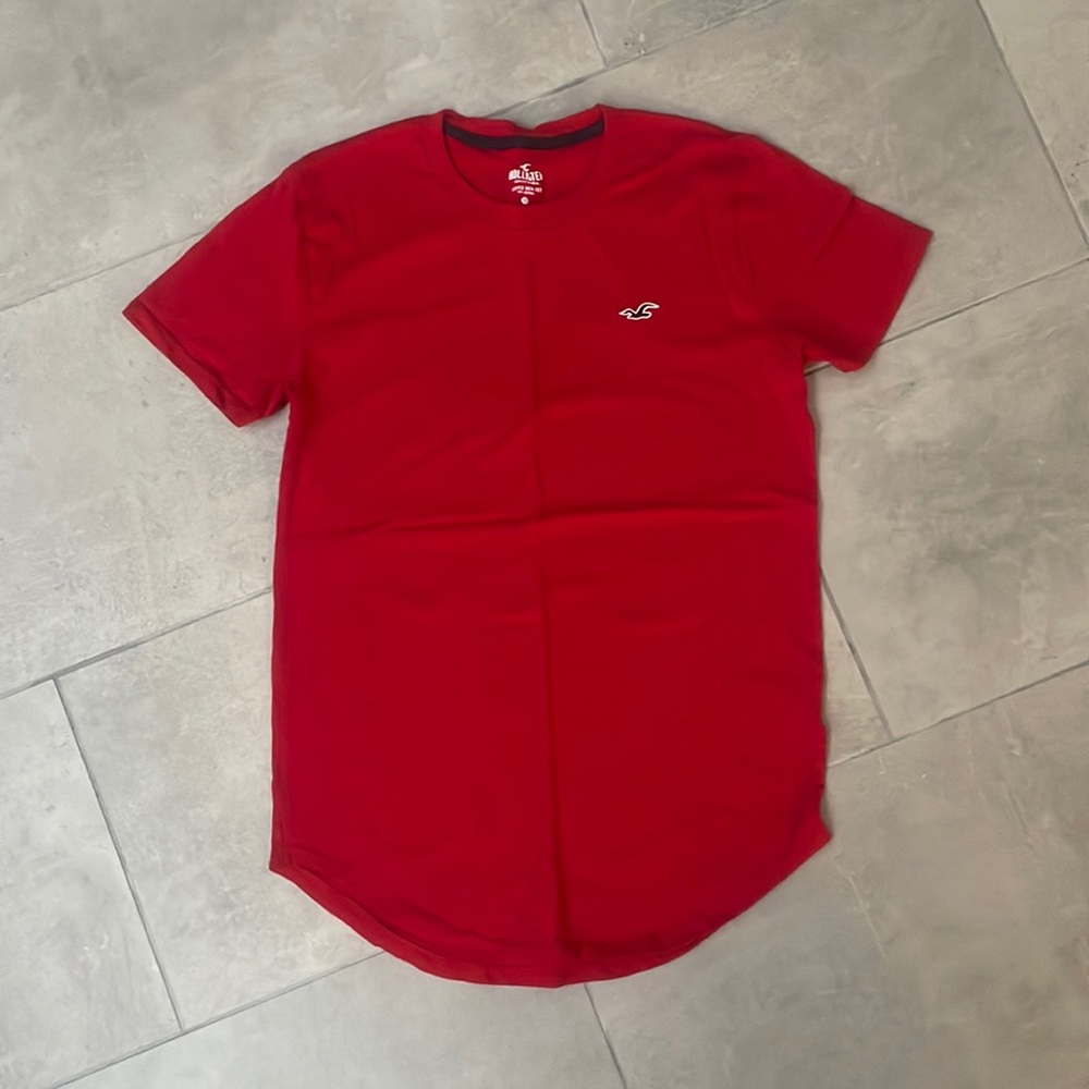 red hollister curved hem tee